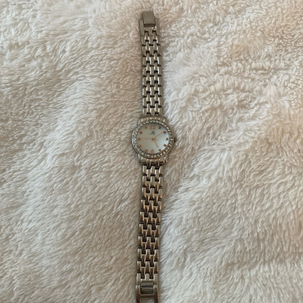 JS Quartz watch is functional and works well